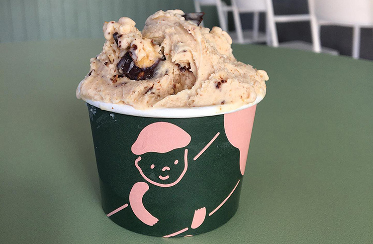 gelateria-beco a cup of cookies and cream ice cream