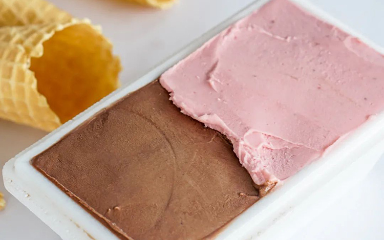 lagom-gelateria a tub of chocolate and strawberry gelato